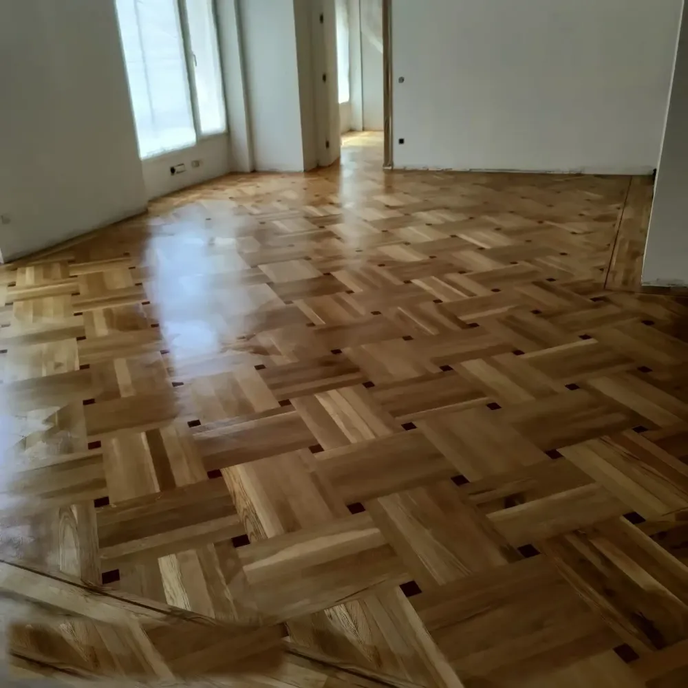 Parquet de mosaico restaurado en una estancia diáfana