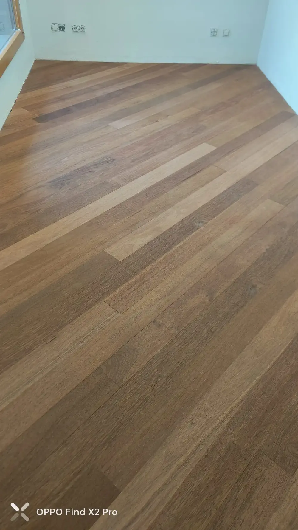 Tarima de madera de tablas anchas instalada en una vivienda