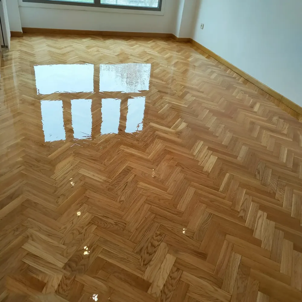 Suelo de parquet en espiga con barniz brillante en una vivienda de la Comunidad de Madrid